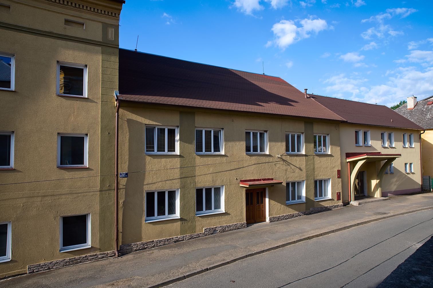 Budovy VÚ, kde jsou PC učebna, cvičná kuchyňka a tělocvična s posilovnou